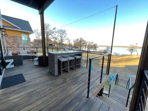 NEW Luxury Lakefront N Dallas Sleep 1-8, Firepit