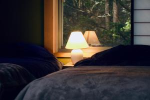 天然温泉付き プライベート空間 北アルプスの麓安曇野 貸切一棟貸 70型スクリーン完備 フモトノイエ