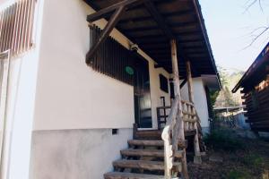 天然温泉付き プライベート空間 北アルプスの麓安曇野 貸切一棟貸 70型スクリーン完備 フモトノイエ