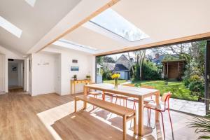 Trevint - Modern beach house in Falmouth near beach, private garden and parking