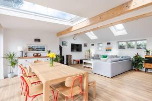Trevint - Modern beach house in Falmouth near beach, private garden and parking