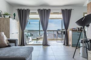 Appartements Admire Panoramic Ocean Views Through Walls of Windows : photos des chambres