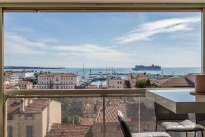 LB Vacation Rentals I Admire Panoramic Ocean Views Through Walls of Windows