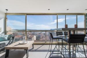 Appartements Admire Panoramic Ocean Views Through Walls of Windows : photos des chambres