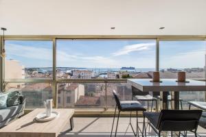 Appartements Admire Panoramic Ocean Views Through Walls of Windows : photos des chambres