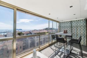 Appartements Admire Panoramic Ocean Views Through Walls of Windows : photos des chambres