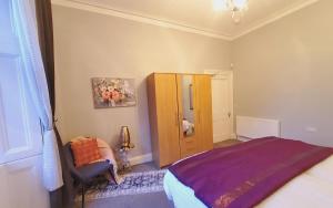 Lovely 4 bedroom Apt with 7 beds and Free Parking