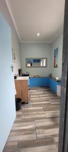 Lighthouse Cottage stones throw from the beach