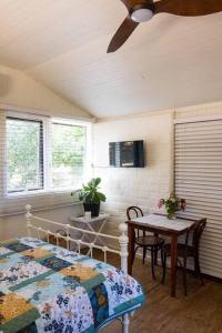 Maldon Cosy Garden Cottage - Charming One Room Studio