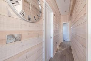 Stylish Lodge At Windsor Racecourse Marina - By Tempstay