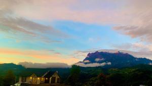 Hounon White Chimney Cottage-4 Bedrooms - Ubytování bez kategorie ve městě Ranau