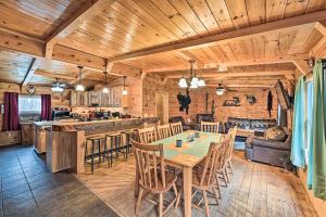 Otego Home with Hot Tub Near All Star Village! - 3hvězdičkové hotely ve městě Oneonta