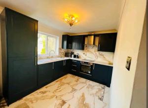 Modern 2 bedroom flat by Dover Port, Castle& Sea!