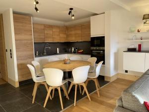 Appartement Alpin Chaleureux avec Sauna et Parking à La Rosière - FR-1-275-190