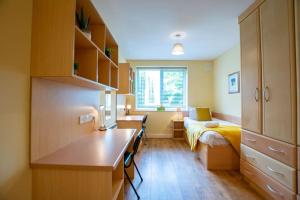 127 - Lovely 2 Bed Apartment with Parking