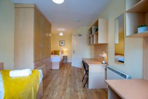 127 - Lovely 2 Bed Apartment with Parking