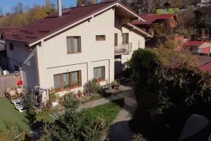 Casa Maxim - Locuință privata la poalele masivului Straja - Cîmpu lui Neag