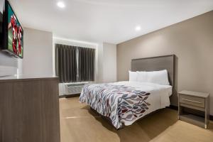 Deluxe Room with One Queen Bed Disability Access Non-Smoking room in Red Roof Inn Sulphur