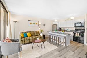 Mountain View, Close to Waikiki Beach with Parking