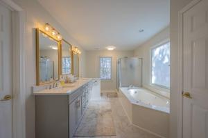 Large Luxury House, King Beds and More, Hot Tub, Theater, Fireplace, Game Room, Ping-pong, Pool Table, Air Hockey, Arcade, River, Big Kitchen, Nice Porch, Quiet, Good for Families and Large Groups, Near UGA Golf Course, Close to UGA & Stanford Stadiu
