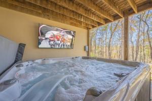 Large Luxury House, King Beds and More, Hot Tub, Theater, Fireplace, Game Room, Ping-pong, Pool Table, Air Hockey, Arcade, River, Big Kitchen, Nice Porch, Quiet, Good for Families and Large Groups, Near UGA Golf Course, Close to UGA & Stanford Stadiu