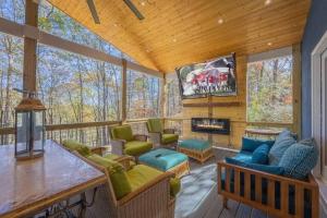 Large Luxury House, King Beds and More, Hot Tub, Theater, Fireplace, Game Room, Ping-pong, Pool Table, Air Hockey, Arcade, River, Big Kitchen, Nice Porch, Quiet, Good for Families and Large Groups, Near UGA Golf Course, Close to UGA & Stanford Stadiu