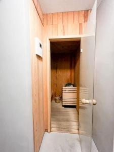 Bright Tiny Studio - Shared Pool & Sauna - Free Parking - Air condition