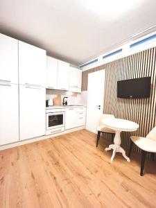 Bright Tiny Studio - Shared Pool & Sauna - Free Parking - Air condition