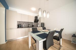 Apartments with parking space Zadar - 20532