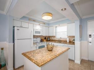 Welcome to Beach Villas # 202 Vacation Rental - 250 Estero Blvd condo