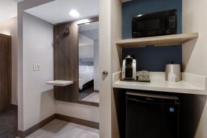 Standard King Room with Roll-in Shower - Mobility Accessible room in Holiday Inn Express & Suites - Kansas City KU Medical Center an IHG Hotel