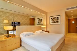 Hotels Hostellerie La Farandole : Chambre Double Supérieure - Vue sur Piscine