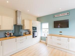 Rose Cottage with Hot Tub