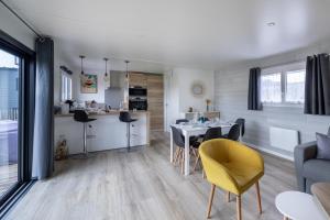 Chalet neuf pour 8 dans une résidence avec piscine