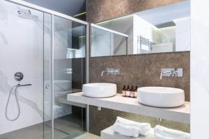 Luxurious 4 bedroom villa Xris with infinity pool and beach access