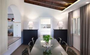 Luxurious 4 bedroom villa Xris with infinity pool and beach access