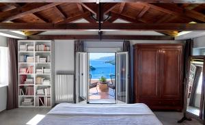 Luxurious 4 bedroom villa Xris with infinity pool and beach access