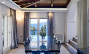 Luxurious 4 bedroom villa Xris with infinity pool and beach access