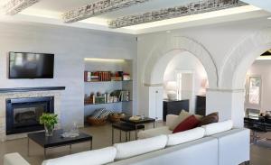 Luxurious 4 bedroom villa Xris with infinity pool and beach access