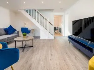 Pass the Keys Stylish 4 Bedroom Home with Parking in Borehamwood - South Mimms