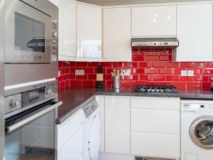 Pass the Keys Stylish 4 Bedroom Home with Parking in Borehamwood