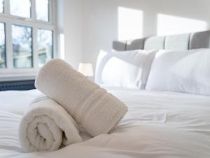 Pass the Keys Stylish 4 Bedroom Home with Parking in Borehamwood