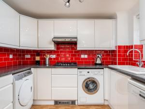 Pass the Keys Stylish 4 Bedroom Home with Parking in Borehamwood