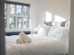 Pass the Keys Stylish 4 Bedroom Home with Parking in Borehamwood