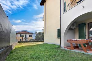 Orange Corner Home - Como Lake