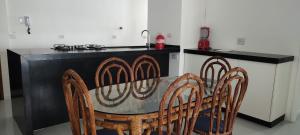 Moderno Apartamento na Enseada com Wi-Fi e Vista Espetacular - Para Família e Home Office - 200m da praia