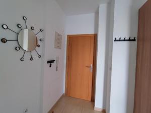 Apartamento con patio, piscina y parking privado