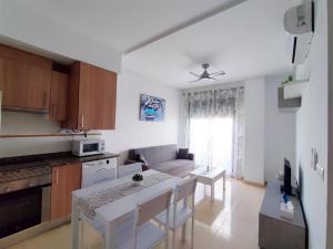 Apartamento con patio, piscina y parking privado