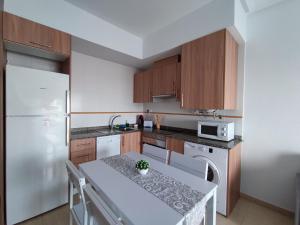 Apartamento con patio, piscina y parking privado