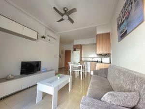 Apartamento con patio, piscina y parking privado